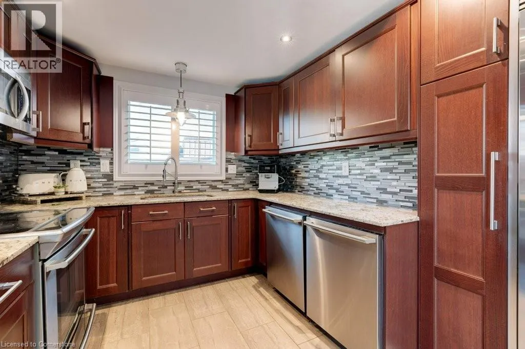 27 PINEWOODS Drive