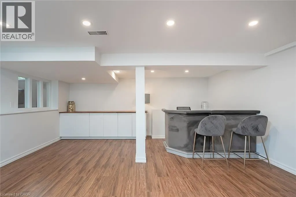 406 OAKWOOD Drive