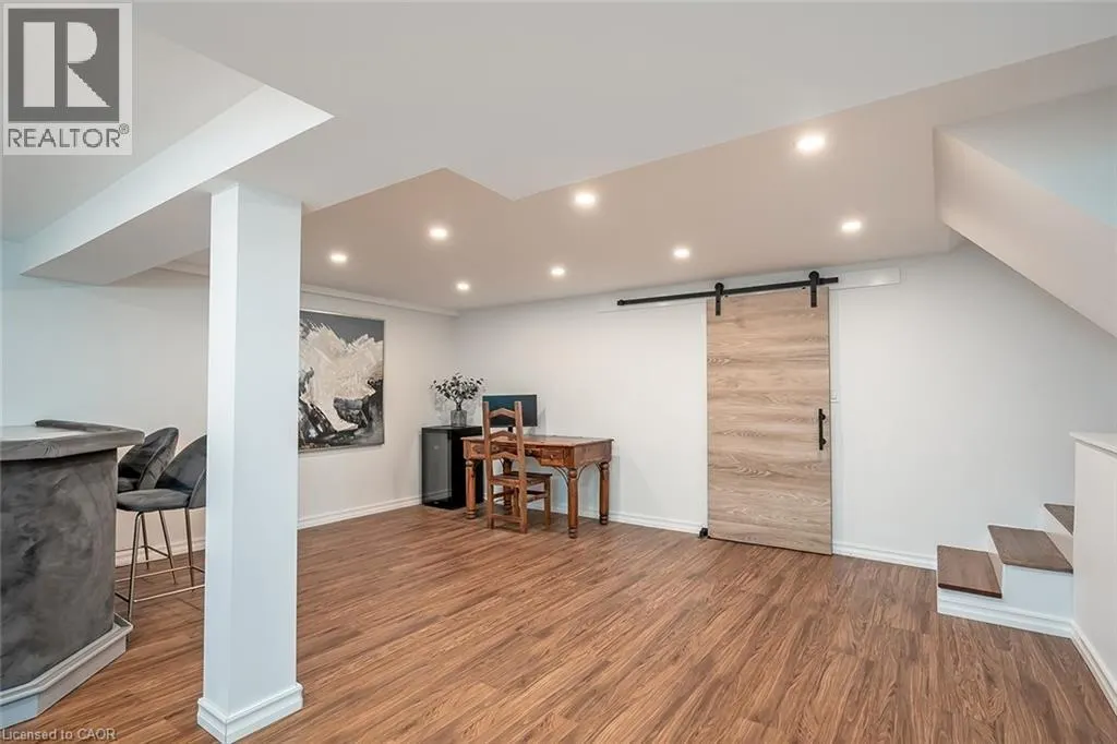 406 OAKWOOD Drive