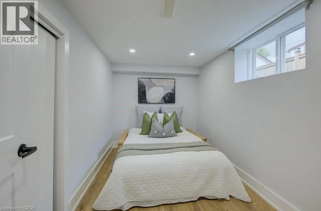 28 BARONS Avenue S
