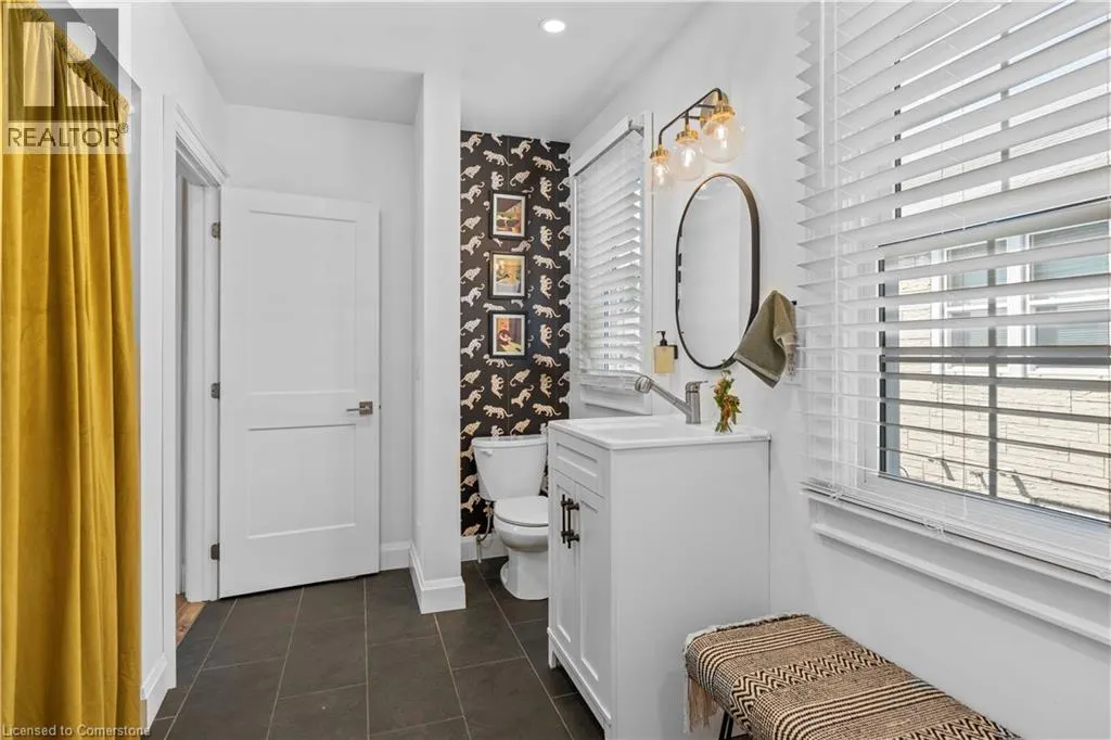 17 DAVIS Street W