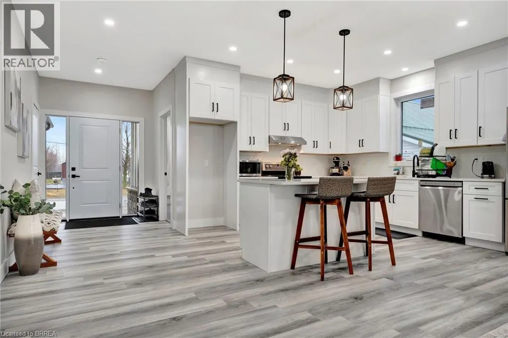 64 QUEEN Street W