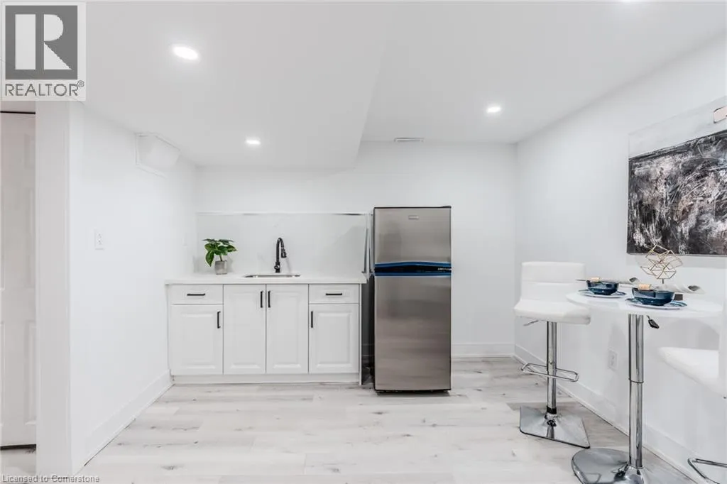 10 GRASSMERE Court