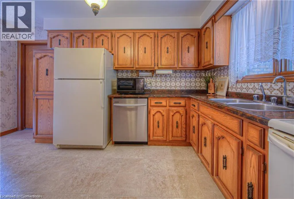 641 BLACK OAK Crescent