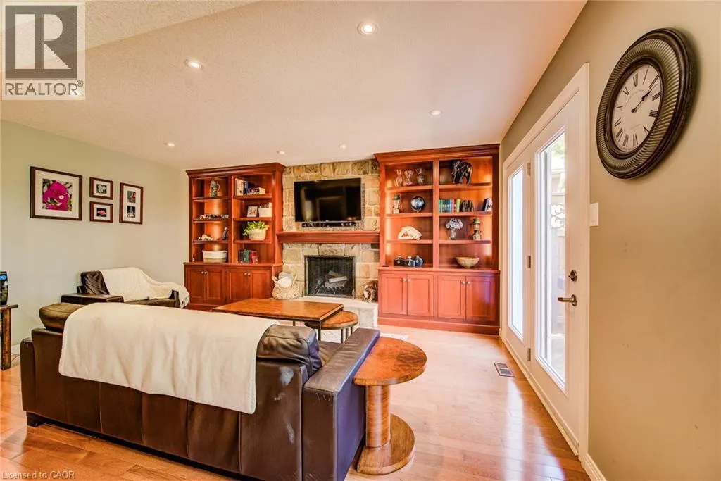 33 TINATAWA Court
