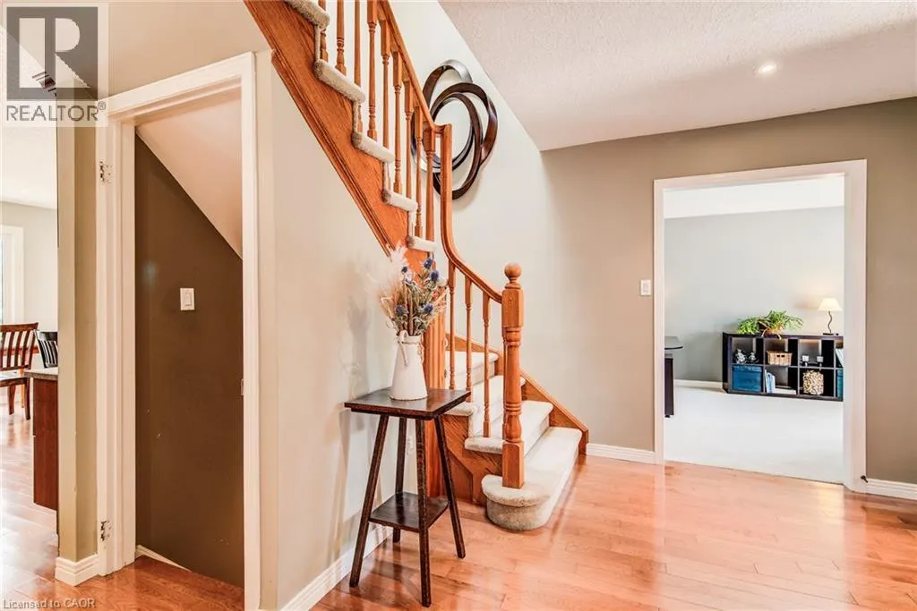 33 TINATAWA Court