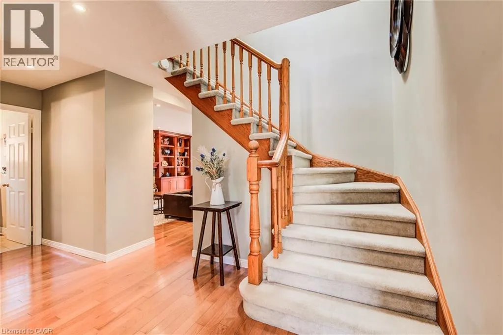 33 TINATAWA Court