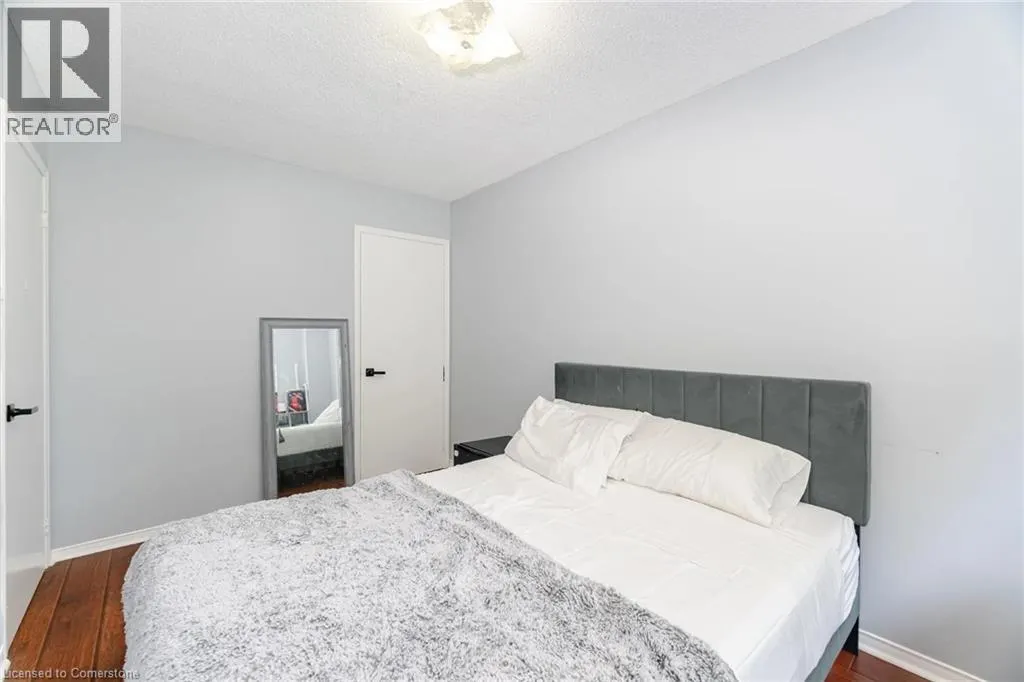 28 LAKEVIEW Court