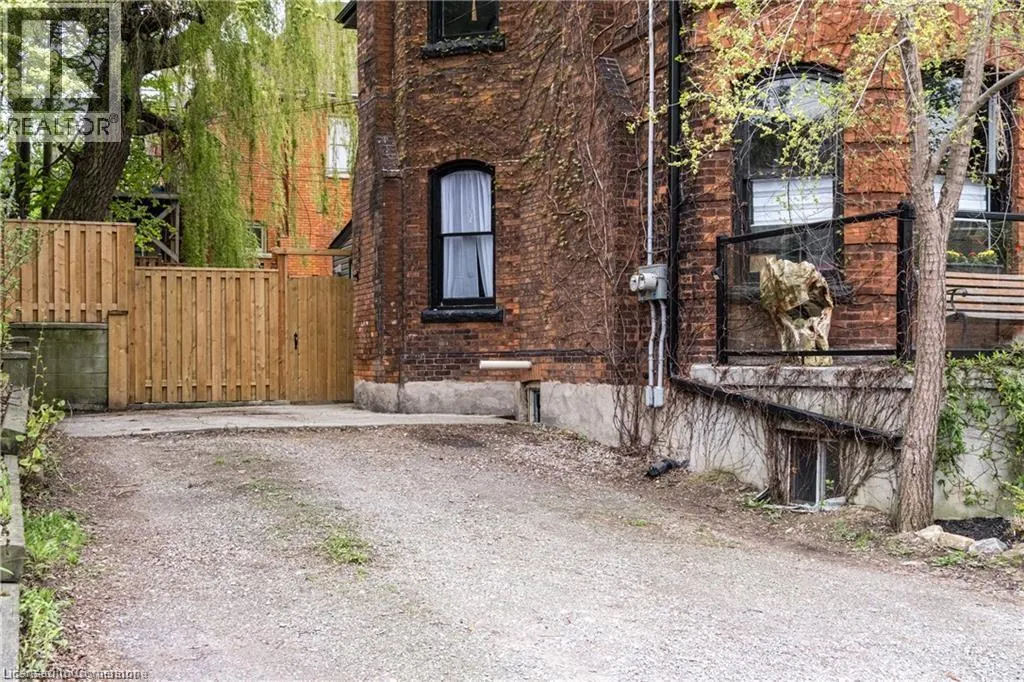 177 CHARLTON Avenue W