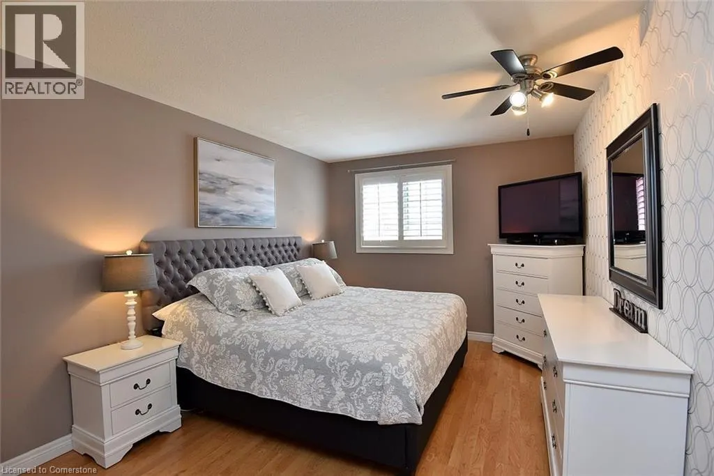 210 CLAUDETTE Gate