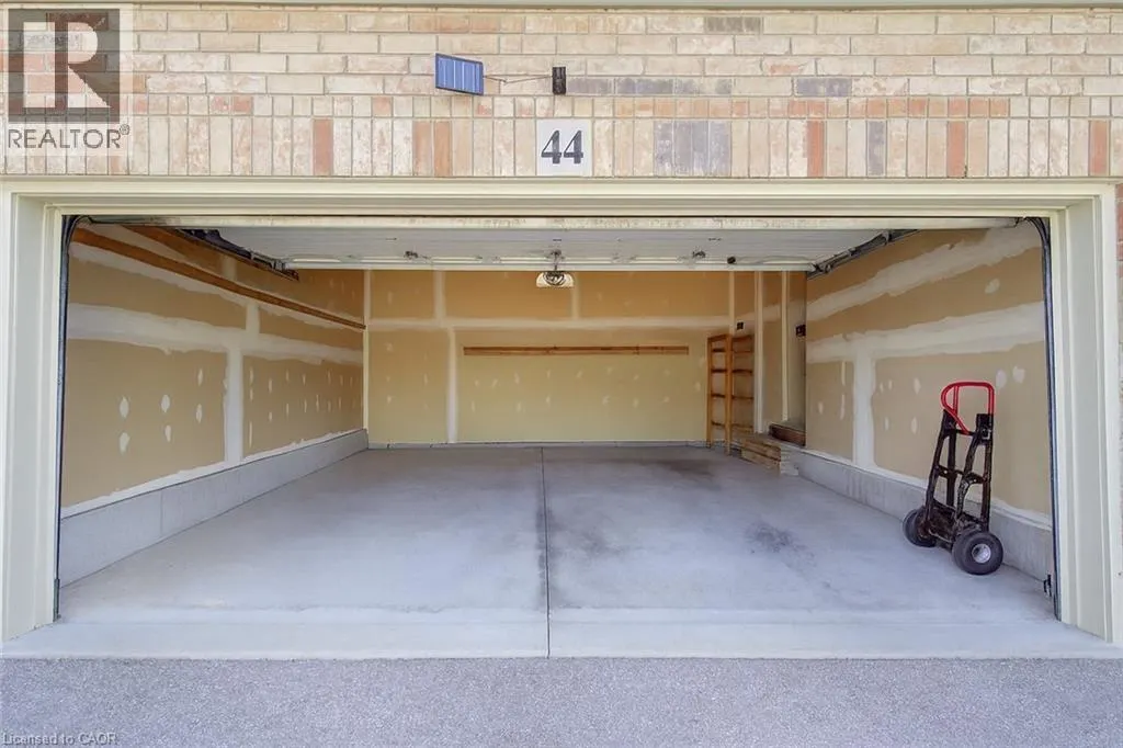 44 IRONGATE Drive