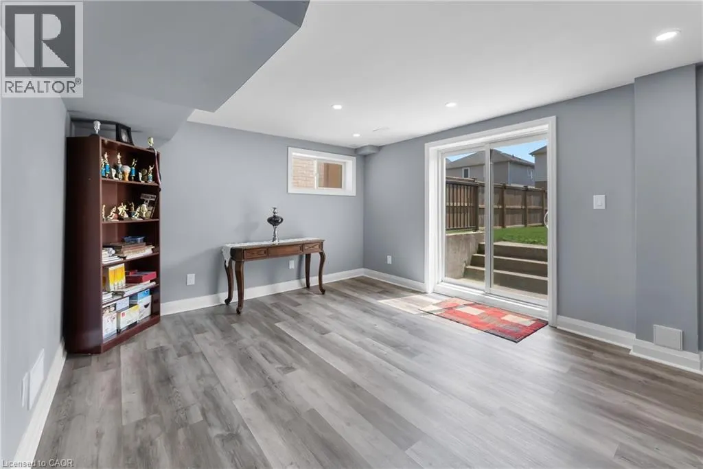 10 RILEY Avenue