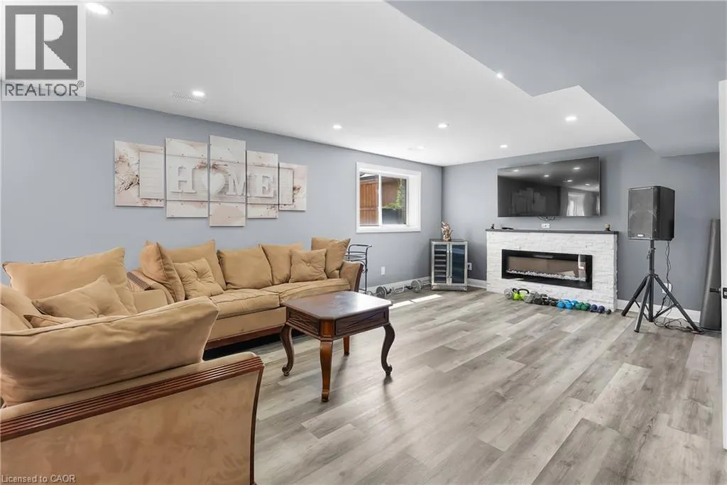 10 RILEY Avenue