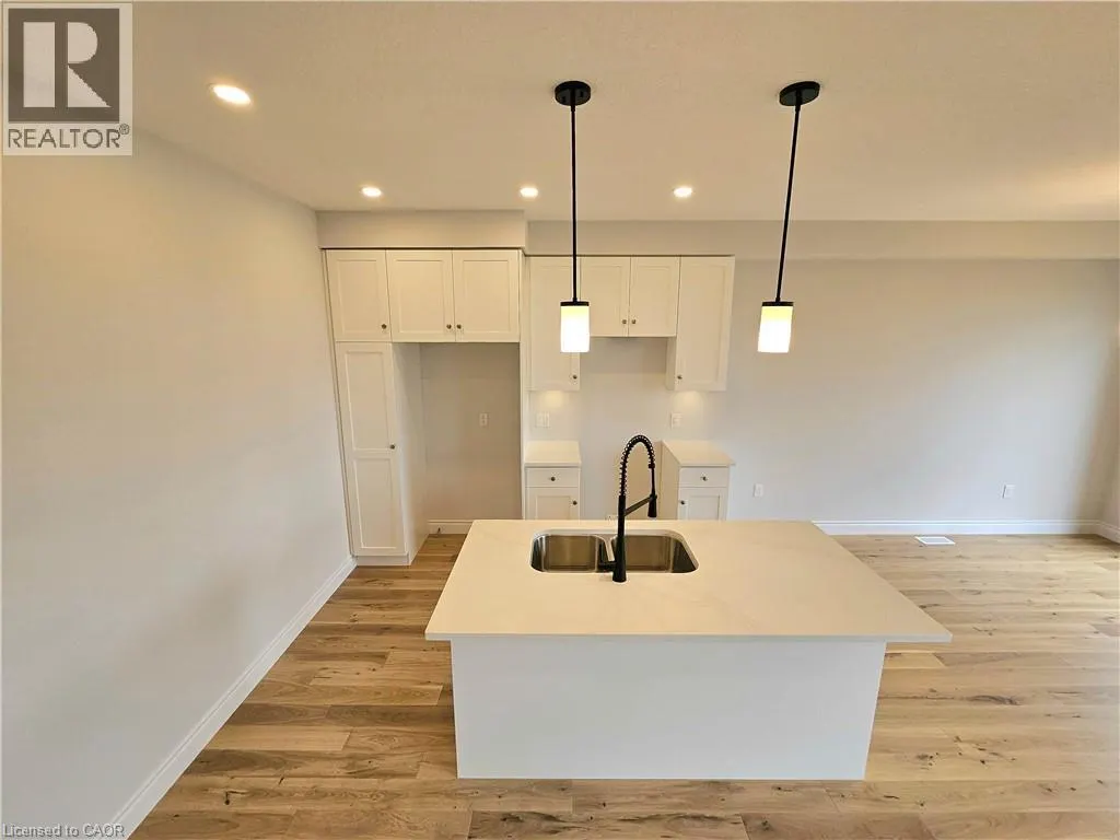 15 ANNE Street W