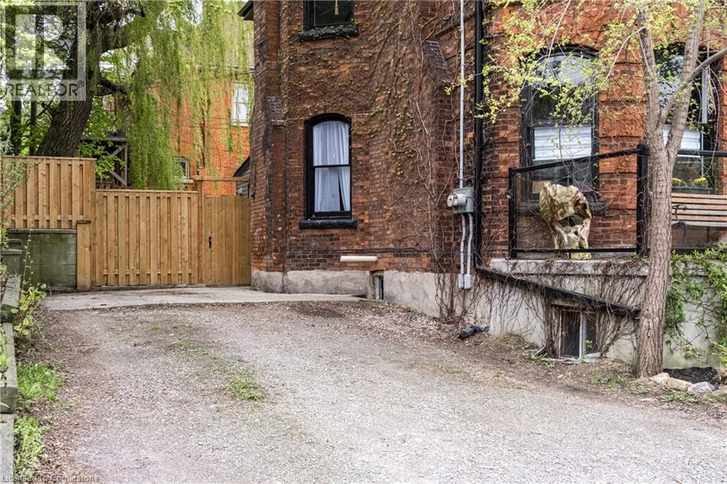 177 CHARLTON Avenue W