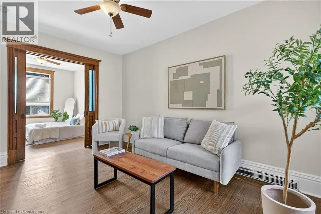 84 RAY Street S