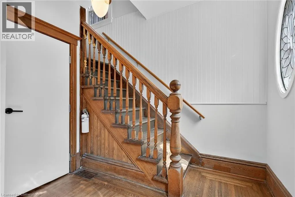 84 RAY Street S