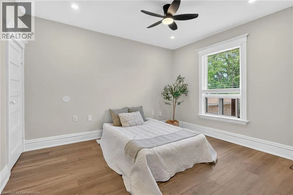 84 RAY Street S