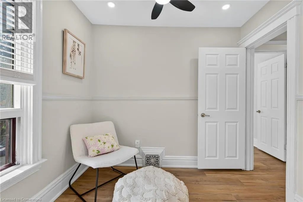 84 RAY Street S