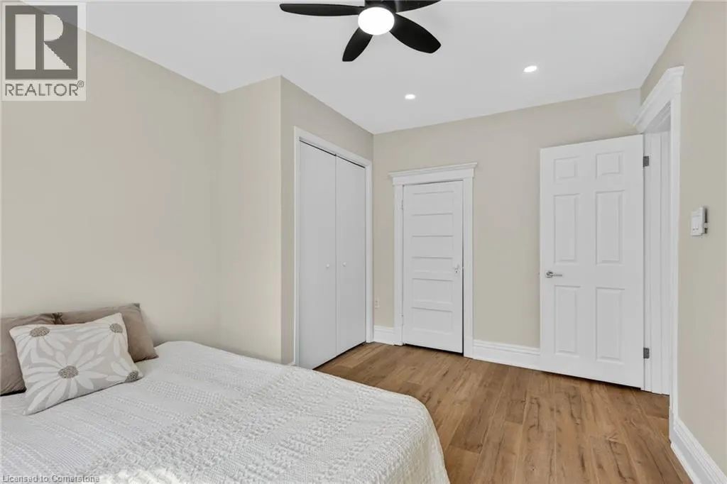 84 RAY Street S