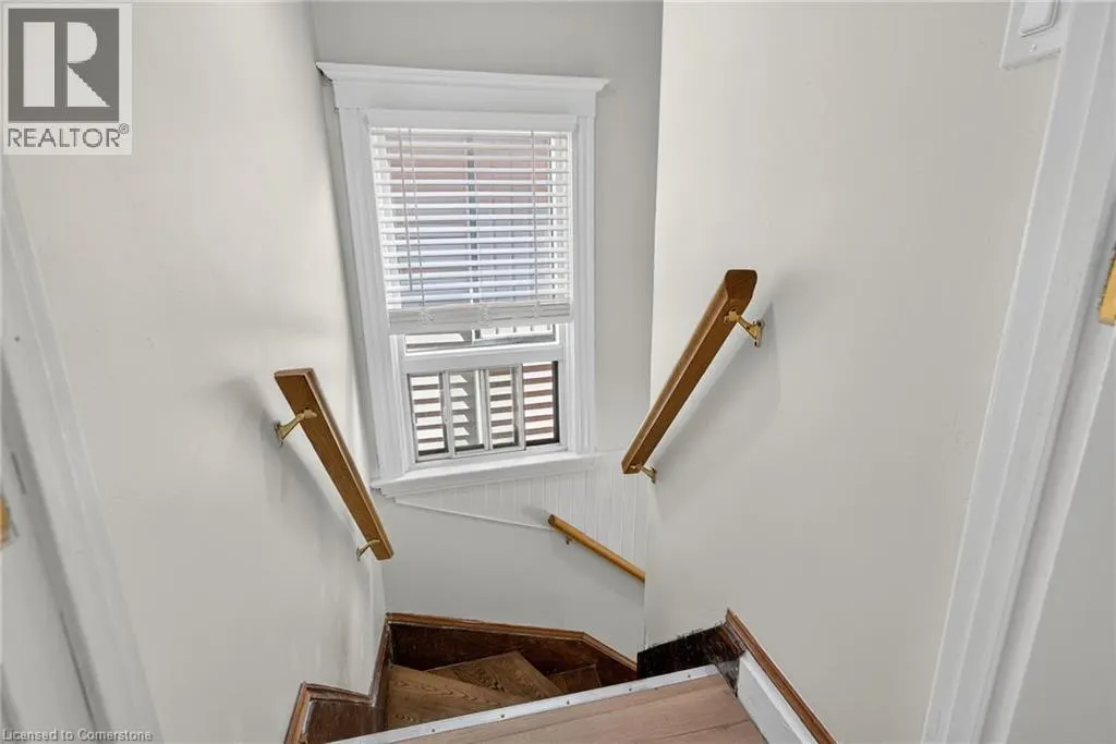 84 RAY Street S