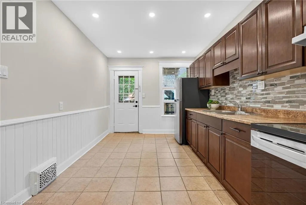 84 RAY Street S