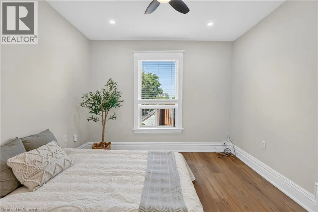 84 RAY Street S
