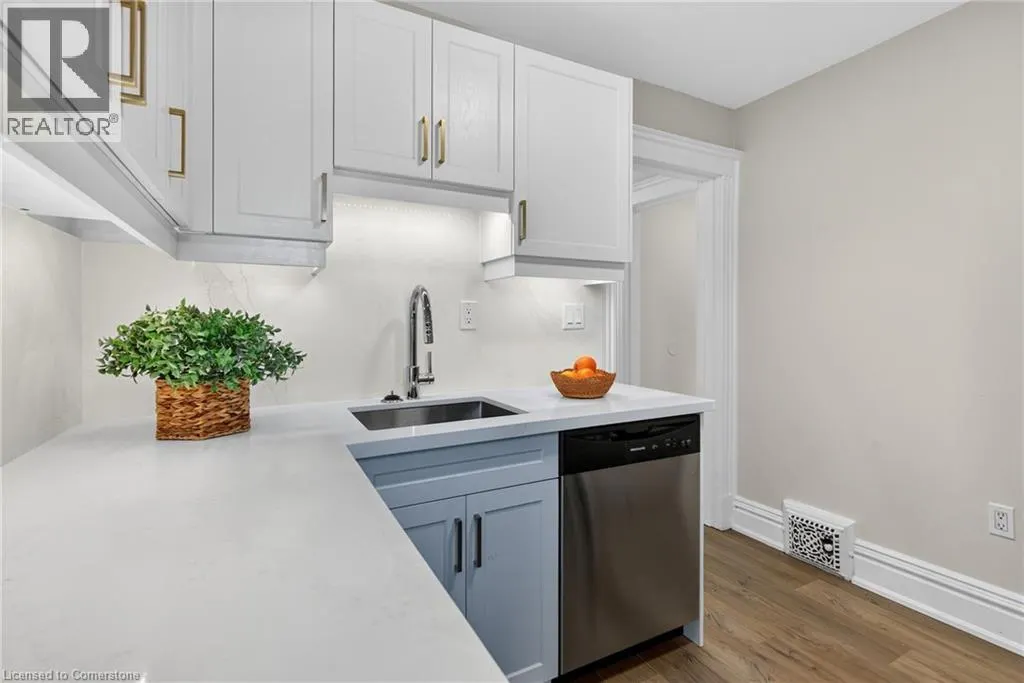 84 RAY Street S