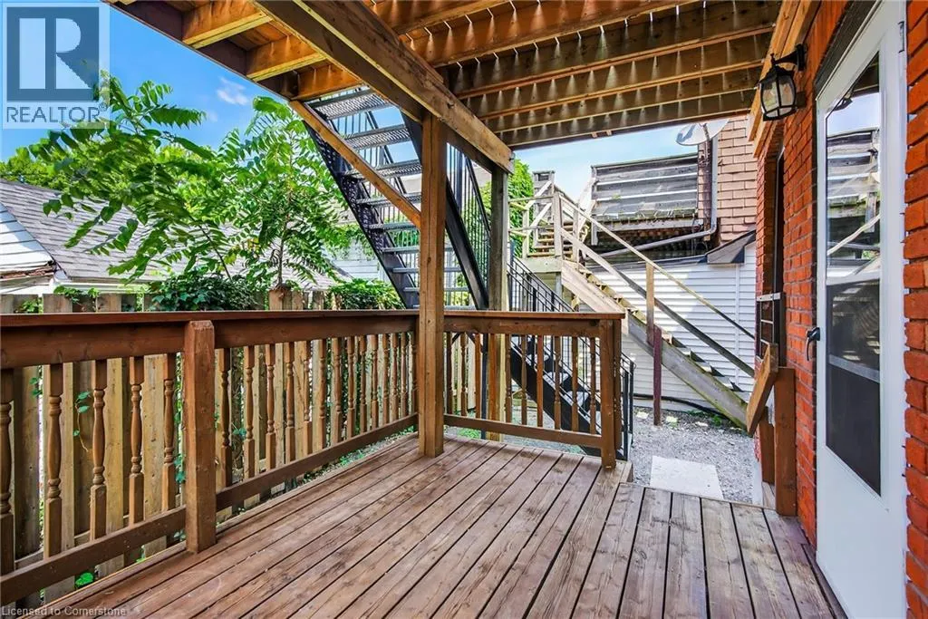 84 RAY Street S