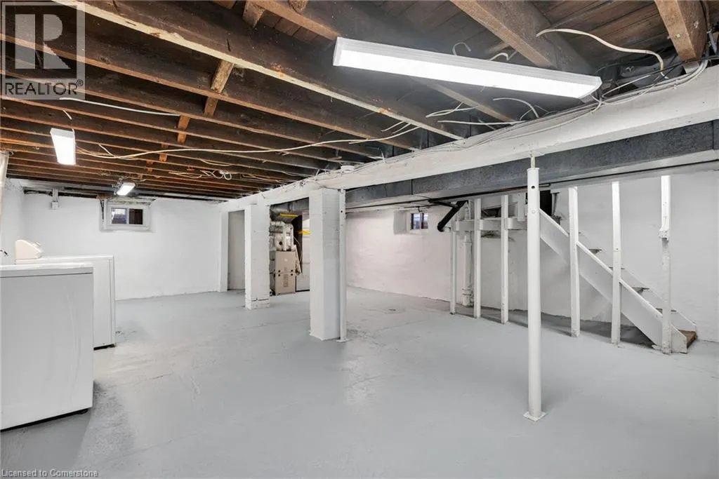 84 RAY Street S