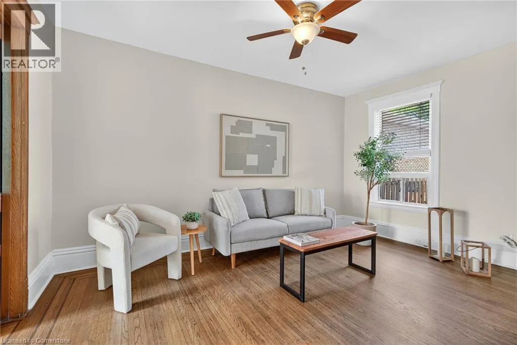 84 RAY Street S