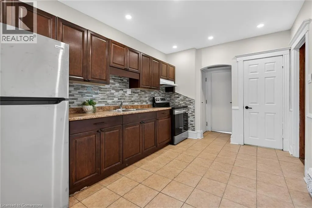 84 RAY Street S