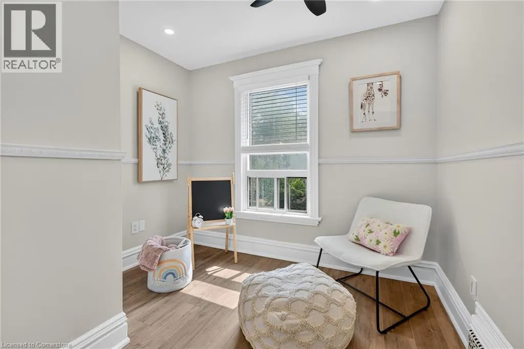 84 RAY Street S
