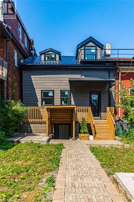 111 WELLINGTON Street S