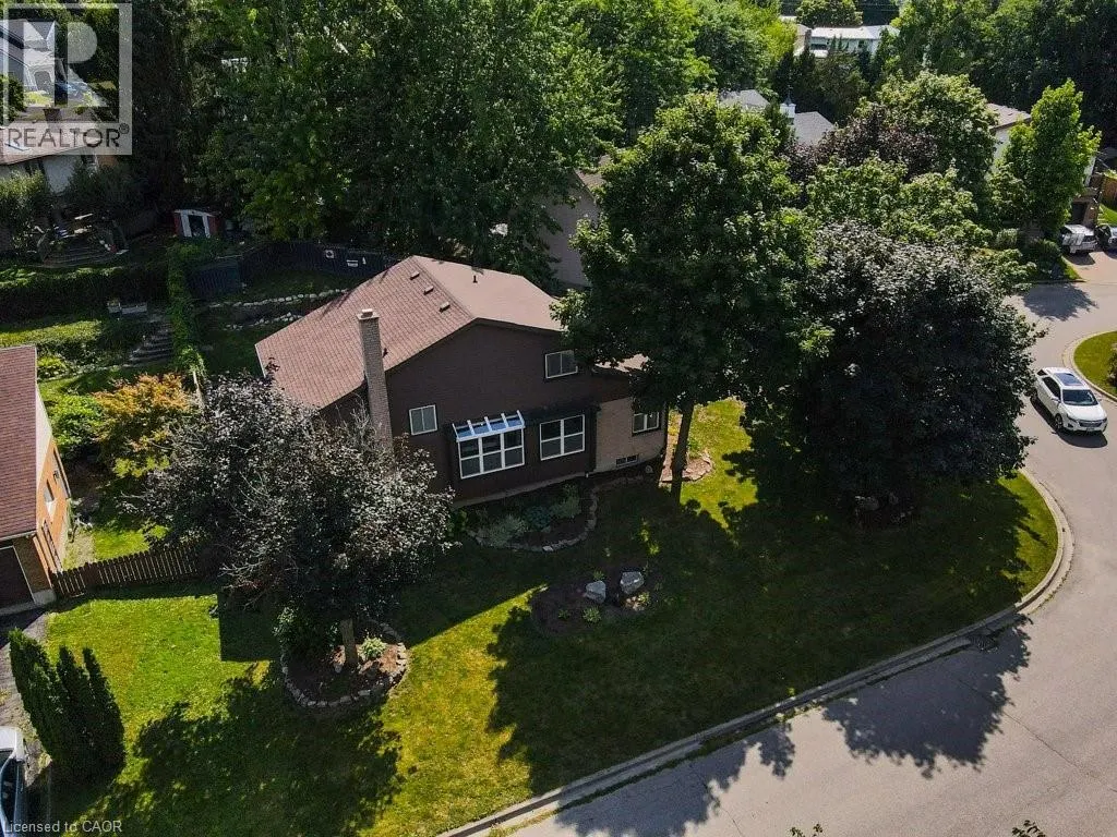 8 PICKWICK Place