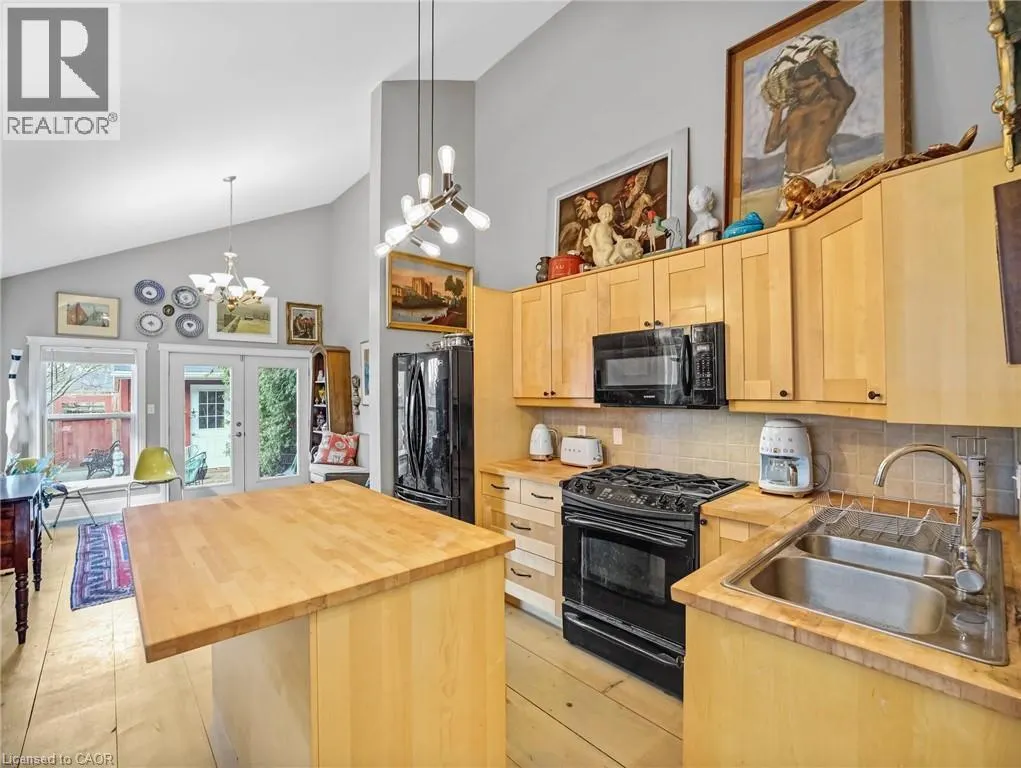 80 FERRIE Street W