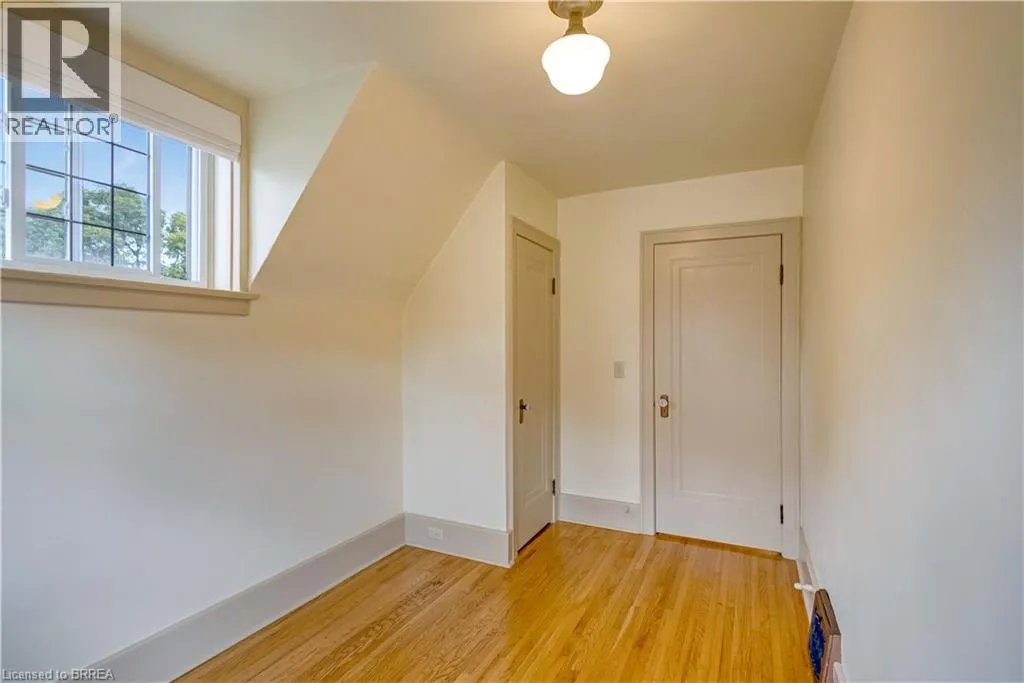 25 BROADWAY Street E