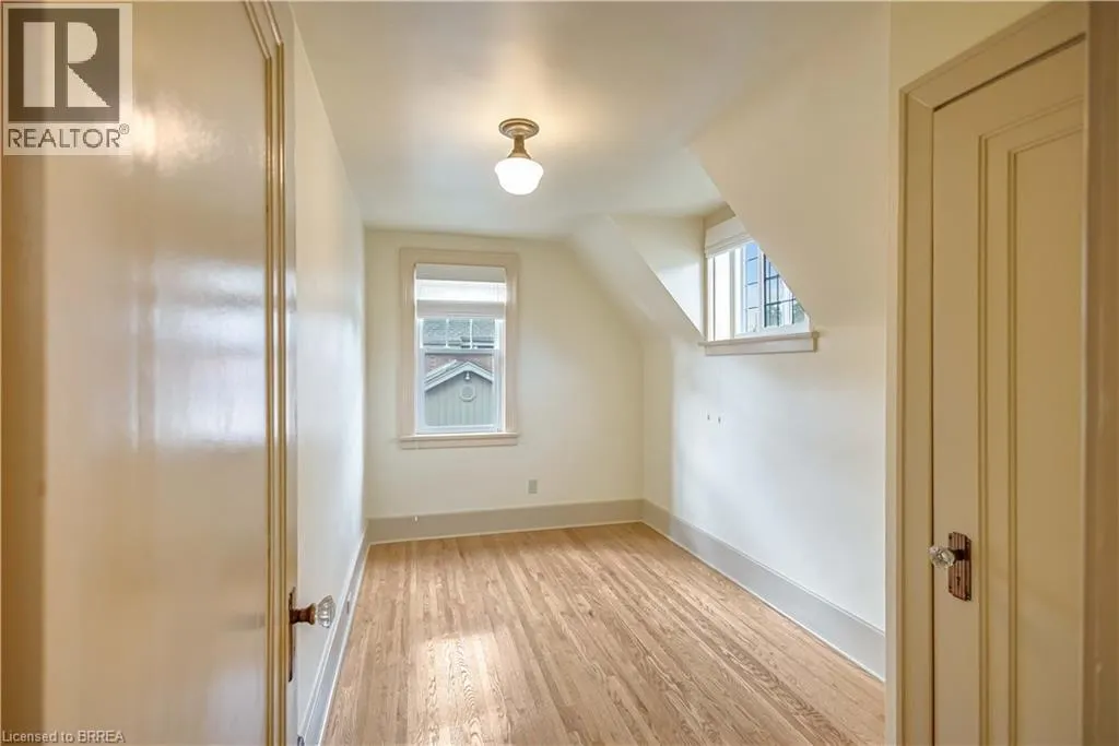 25 BROADWAY Street E