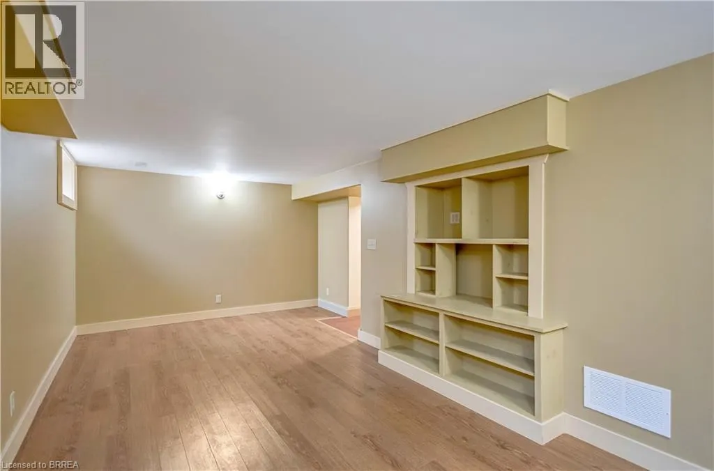 25 BROADWAY Street E