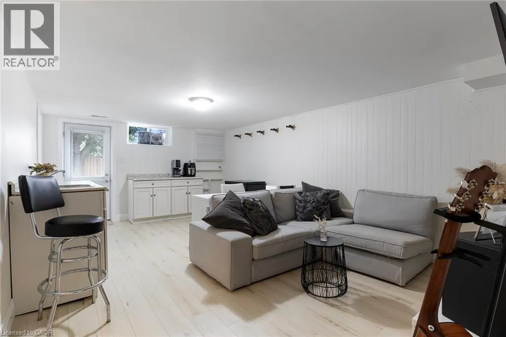 49 LAURIS Avenue