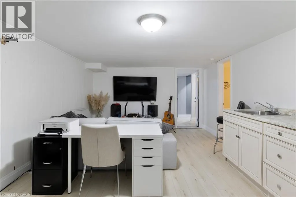 49 LAURIS Avenue
