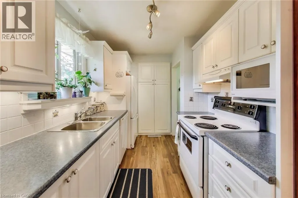 5 WOODSVIEW Place