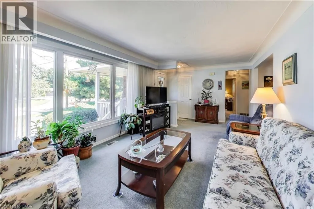 5 WOODSVIEW Place