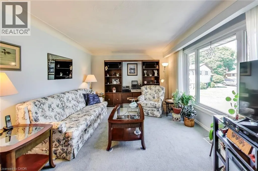 5 WOODSVIEW Place