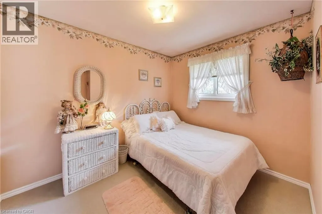 5 WOODSVIEW Place