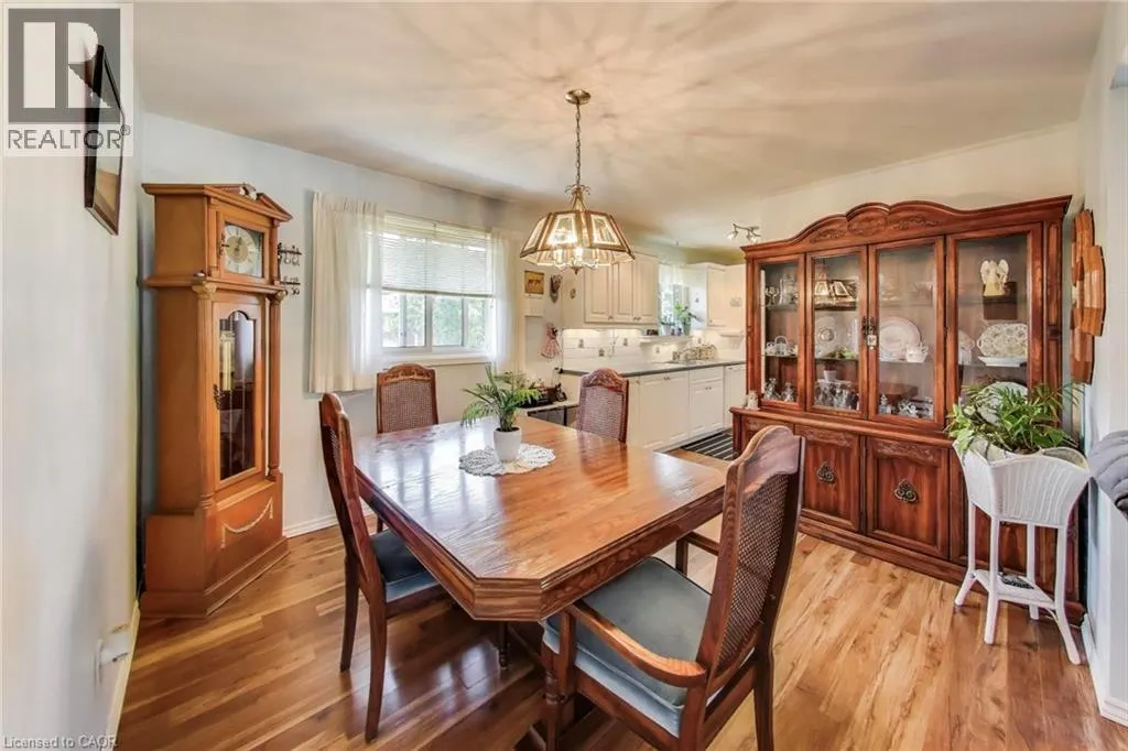 5 WOODSVIEW Place