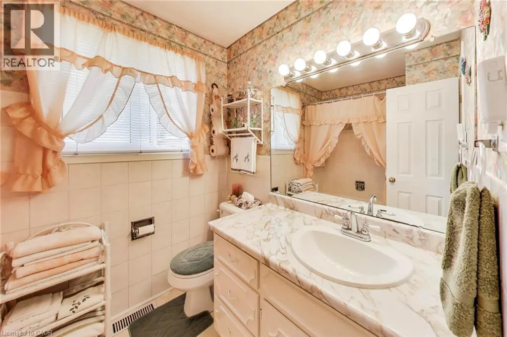 5 WOODSVIEW Place
