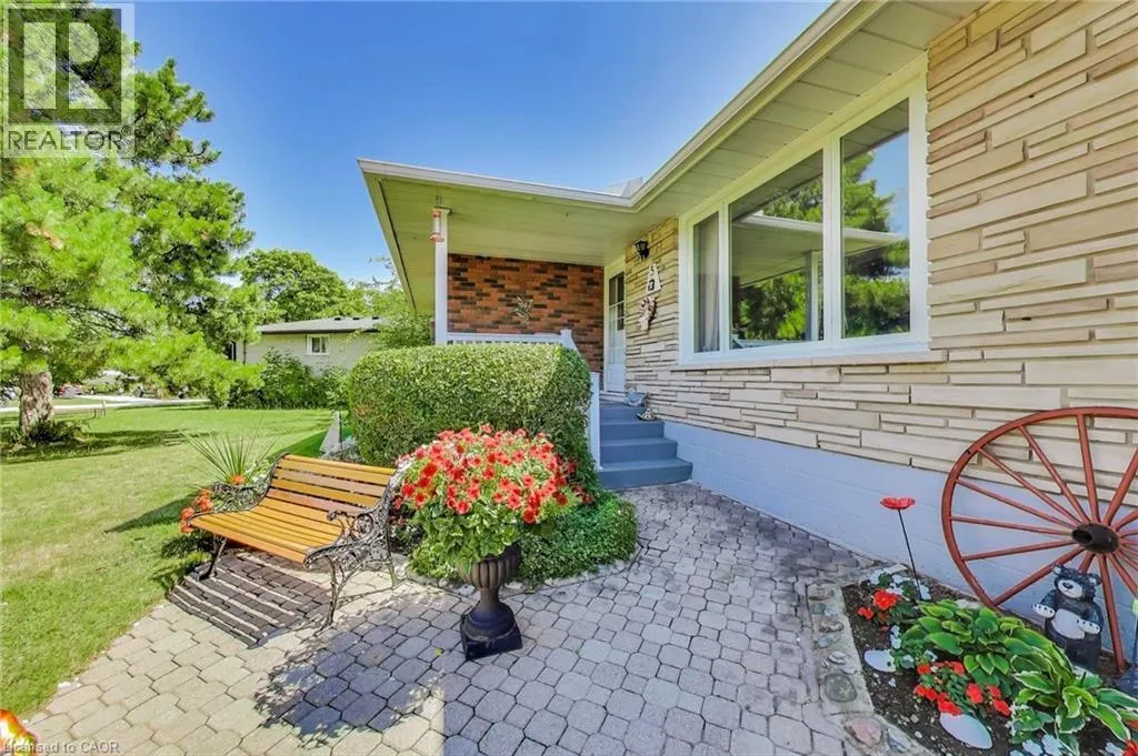 5 WOODSVIEW Place