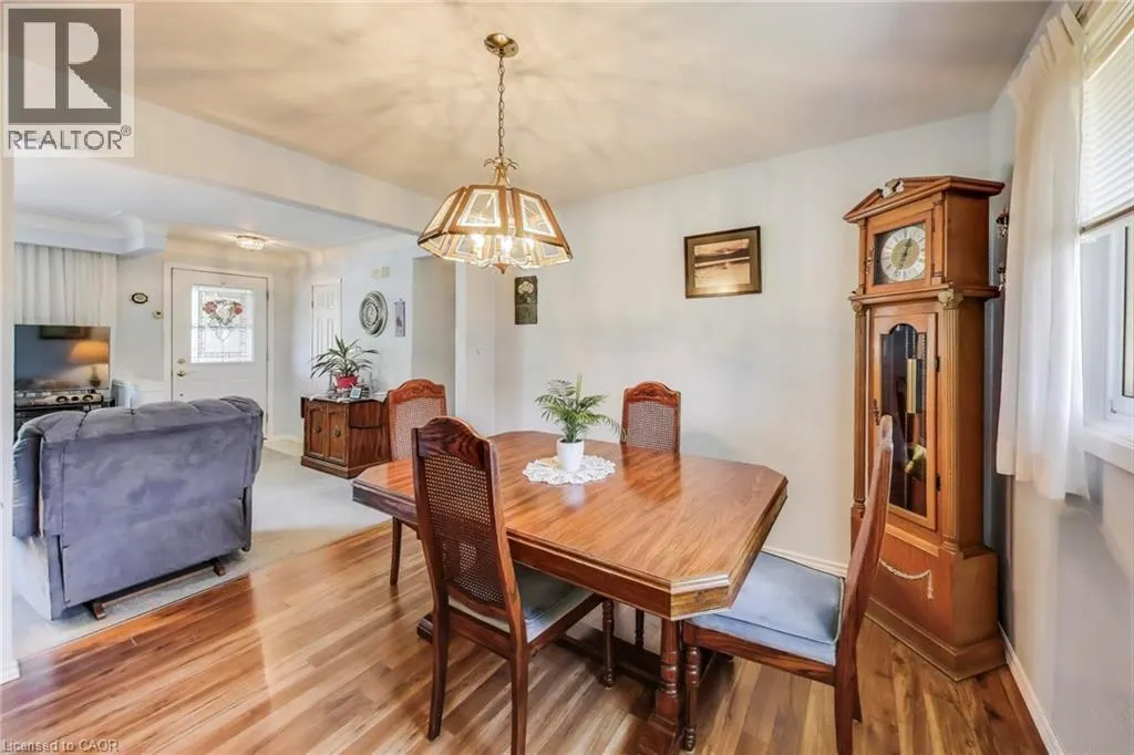 5 WOODSVIEW Place