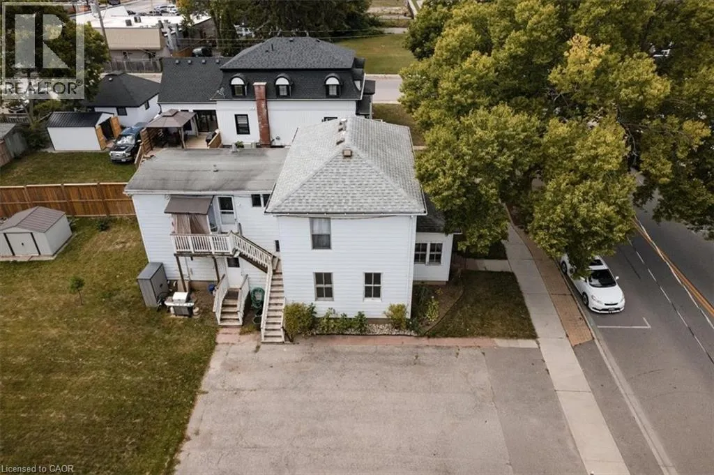 136 ROBINSON Street